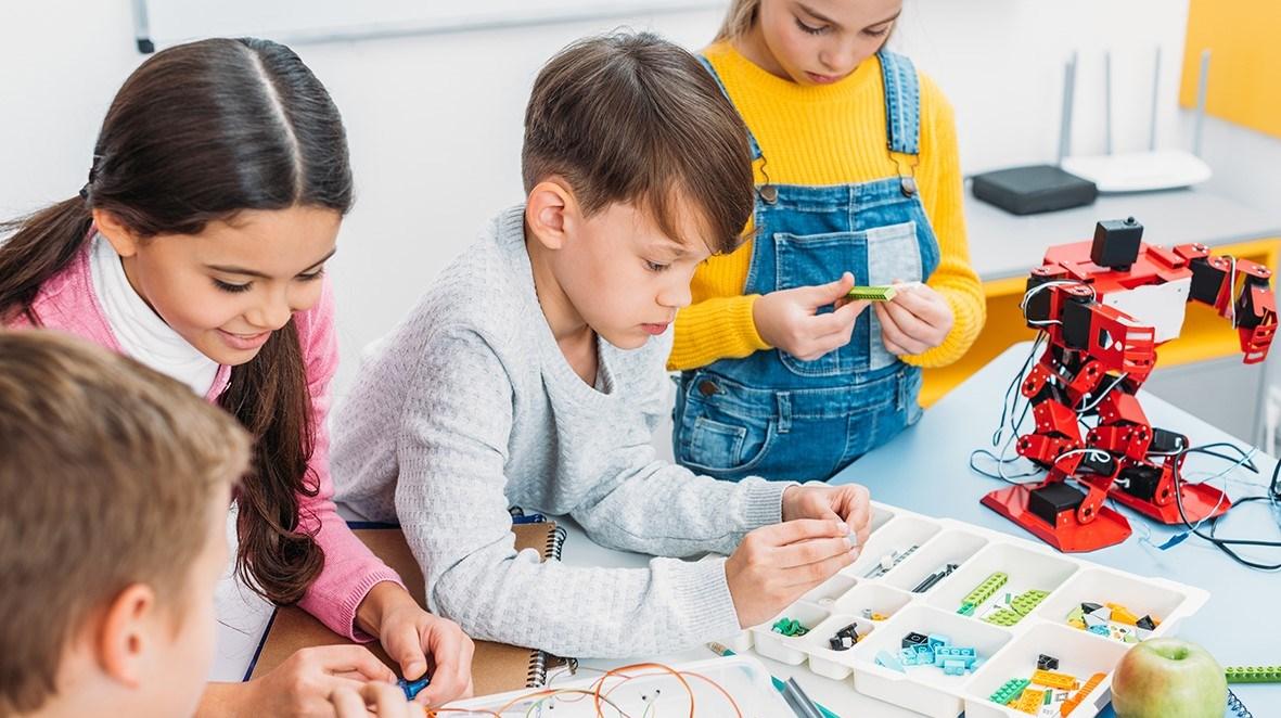 Kinderen aan het werk met bouwmaterialen en robotica op Openbare basisschool 't Geuzennest in Biervliet (Gem. Terneuzen). Kinderen aan het werk met bouwmaterialen en robotica op Openbare basisschool 't Geuzennest in Biervliet (Gem. Terneuzen).