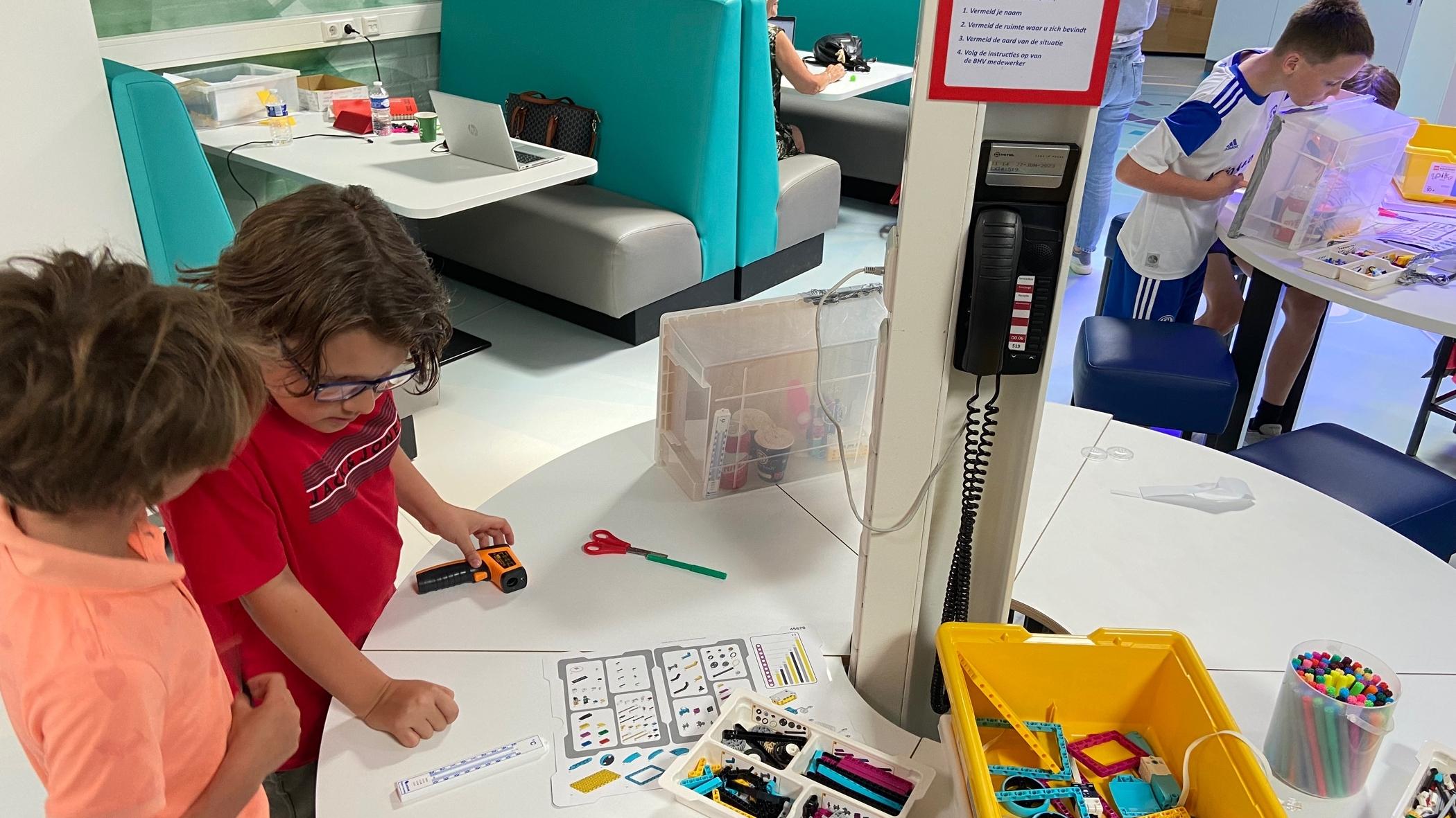 Kinderen aan het werk met creatief materiaal in Basisschool Stokkum in Markelo. Kinderen aan het werk met creatief materiaal in Basisschool Stokkum in Markelo.