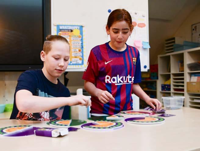 Kinderen aan het werk met creatief materiaal in klaslokaal van Christelijke Basisschool Avonturijn in Hilversum. Kinderen aan het werk met creatief materiaal in klaslokaal van Christelijke Basisschool Avonturijn in Hilversum.