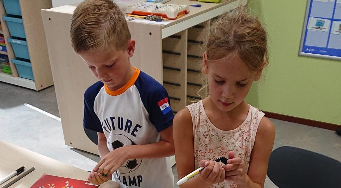 Kinderen aan het werk met creatieve materialen in de klas van Christelijke Basisschool De Open Kring in Nijkerk. Kinderen aan het werk met creatieve materialen in de klas van Christelijke Basisschool De Open Kring in Nijkerk.