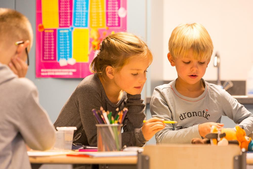 Kinderen aan het werk met knutselmaterialen in de klas van de Gabriëlschool in Putten. Kinderen aan het werk met knutselmaterialen in de klas van de Gabriëlschool in Putten.