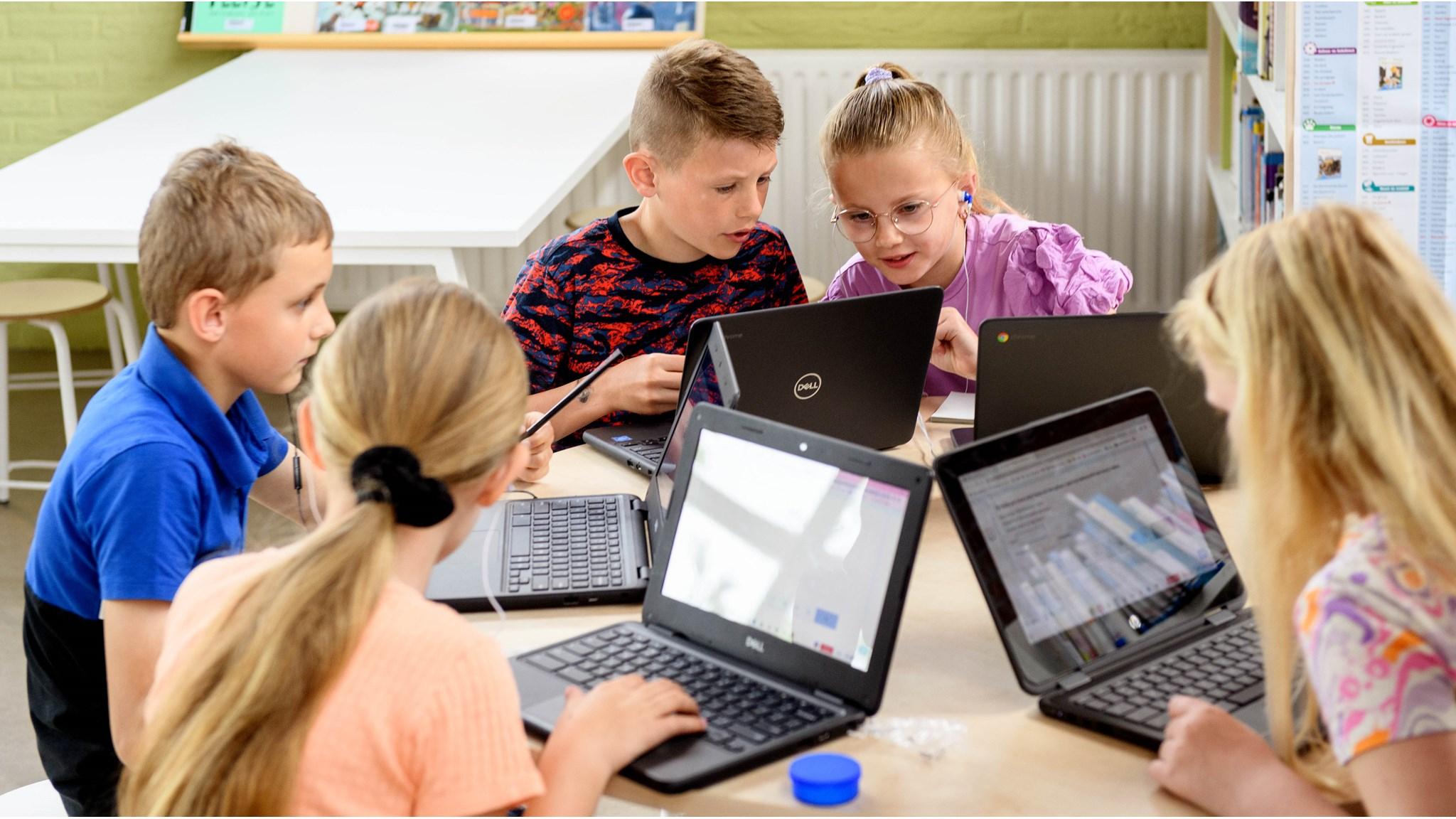 Kinderen aan het werk met laptops in Basisschool De Schelp in Wervershoof. Kinderen aan het werk met laptops in Basisschool De Schelp in Wervershoof.