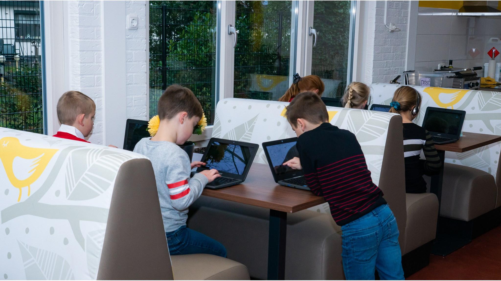 Kinderen aan het werk met laptops in Basisschool De Tweeklank in Aadorp. Kinderen aan het werk met laptops in Basisschool De Tweeklank in Aadorp.