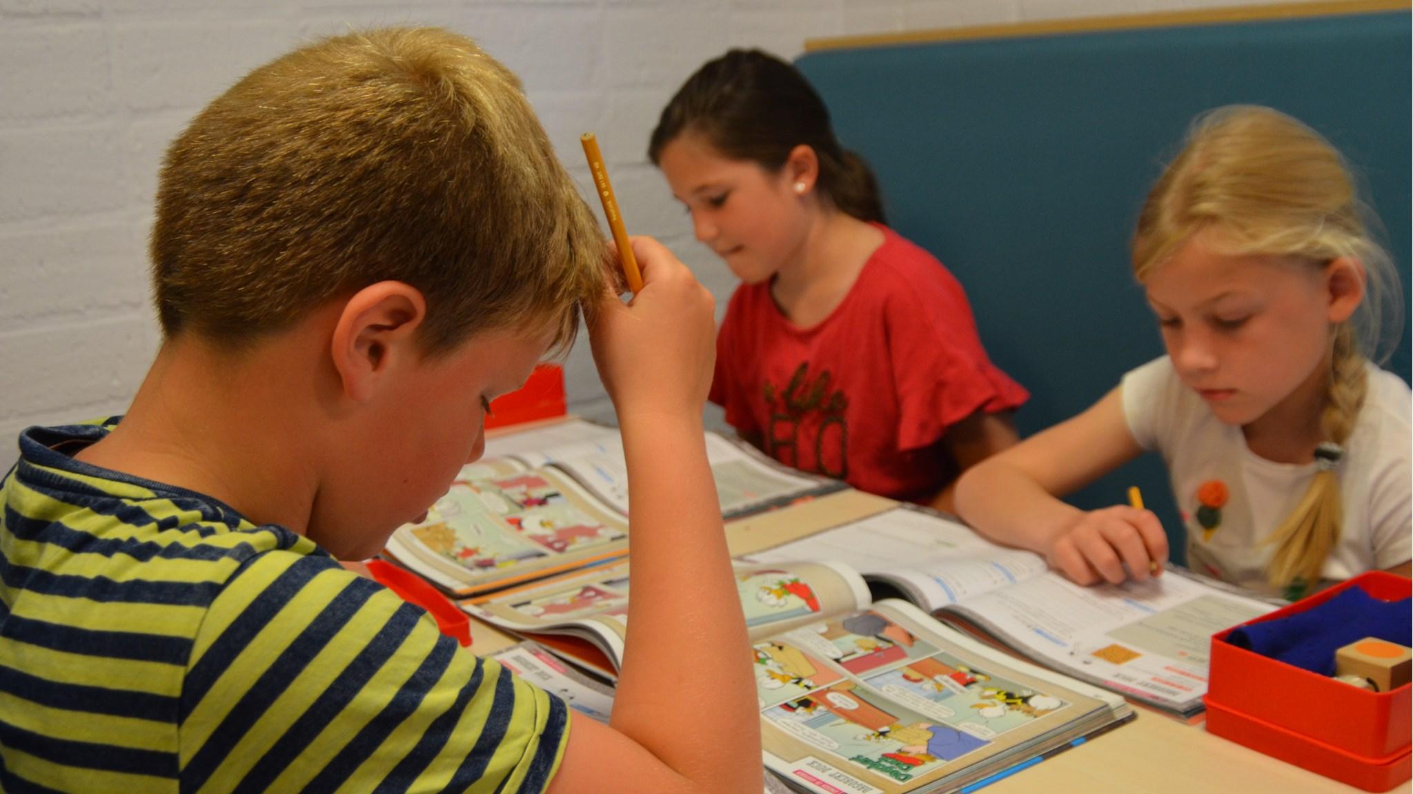 Kinderen aan het werk met schoolboeken op de Immanuelschool in Oudewater. Kinderen aan het werk met schoolboeken op de Immanuelschool in Oudewater.