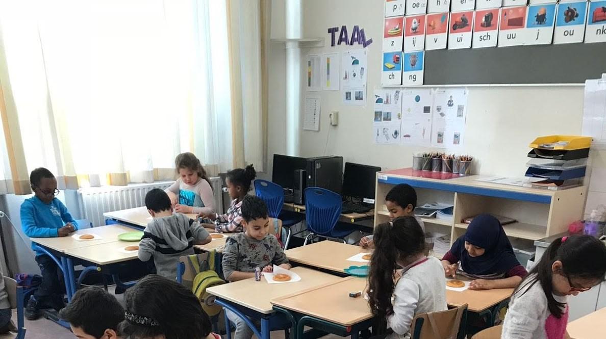 Kinderen aan het werken in het klaslokaal van de Risala school in Rotterdam. Kinderen aan het werken in het klaslokaal van de Risala school in Rotterdam.