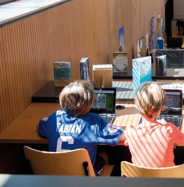 Kinderen aan het werken met laptops in de Lorentzschool in Leiden. Kinderen aan het werken met laptops in de Lorentzschool in Leiden.