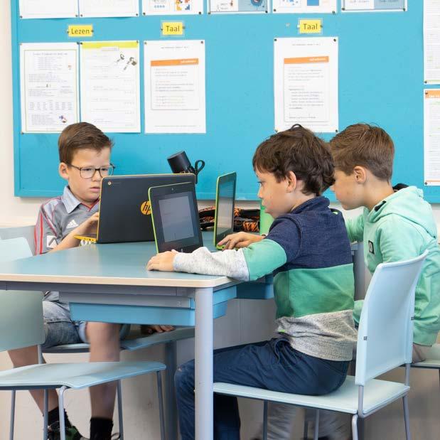 Kinderen aan het werken op laptops in klaslokaal van basisschool Palmenhof in Middelburg. Kinderen aan het werken op laptops in klaslokaal van basisschool Palmenhof in Middelburg.