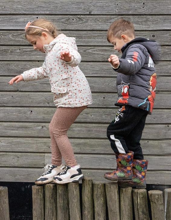 Kinderen balanceren op houten stokken op het schoolplein van Basisschool De Wegwijzer in Tilburg. Kinderen balanceren op houten stokken op het schoolplein van Basisschool De Wegwijzer in Tilburg.