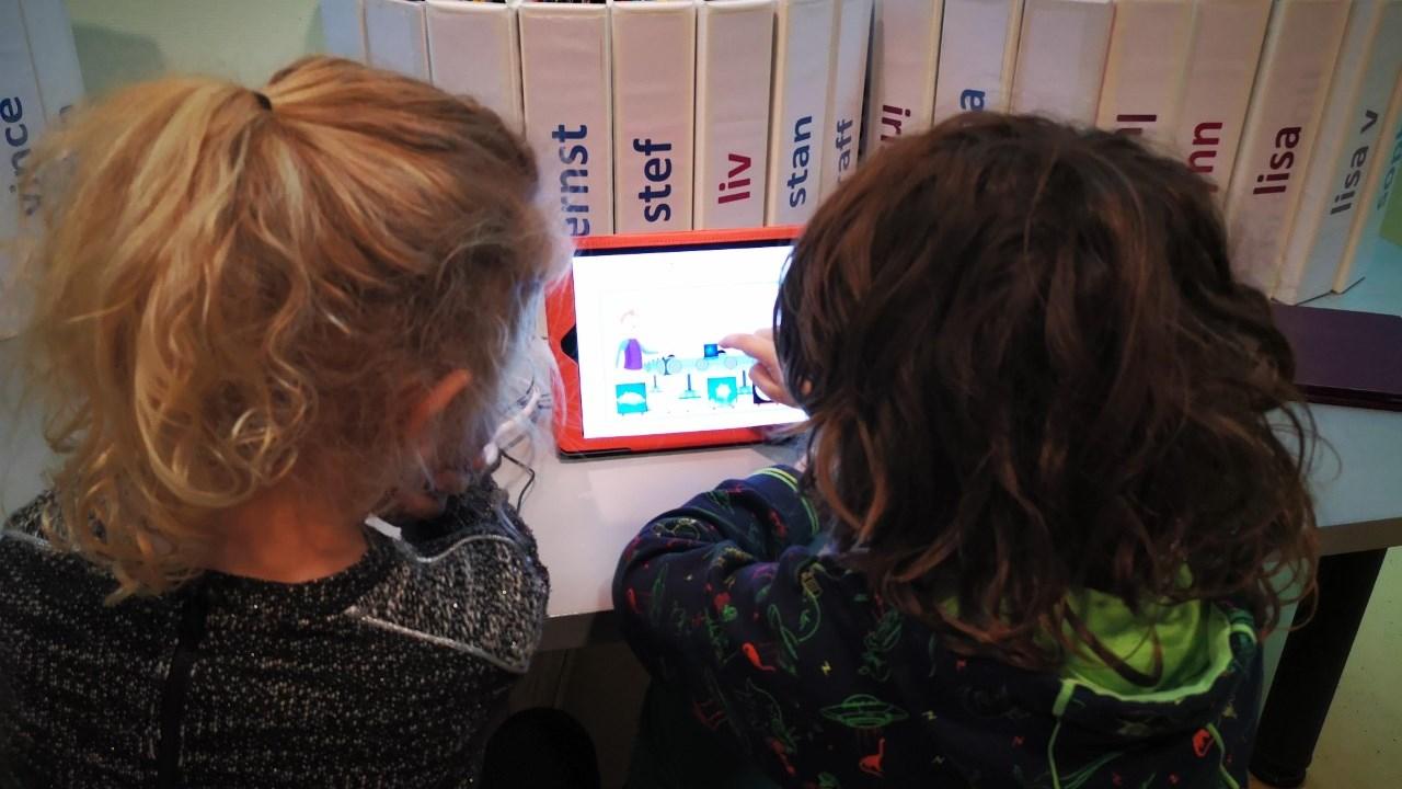 Kinderen bekijken een educatieve video op een tablet in de RK Basisschool De Bolderik in Hank. Kinderen bekijken een educatieve video op een tablet in de RK Basisschool De Bolderik in Hank.
