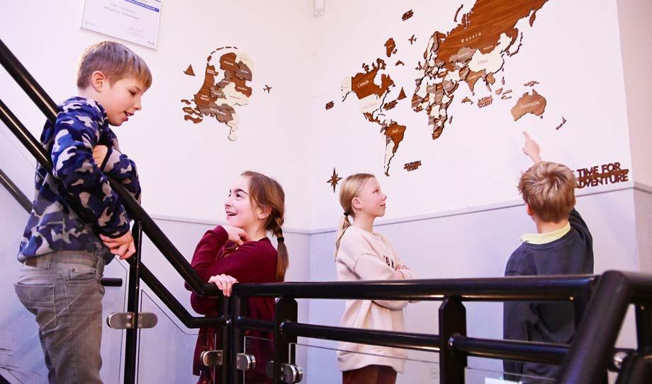 Kinderen bekijken een wereldkaart op de trap van Christelijke Basisschool Avonturijn in Hilversum. Kinderen bekijken een wereldkaart op de trap van Christelijke Basisschool Avonturijn in Hilversum.
