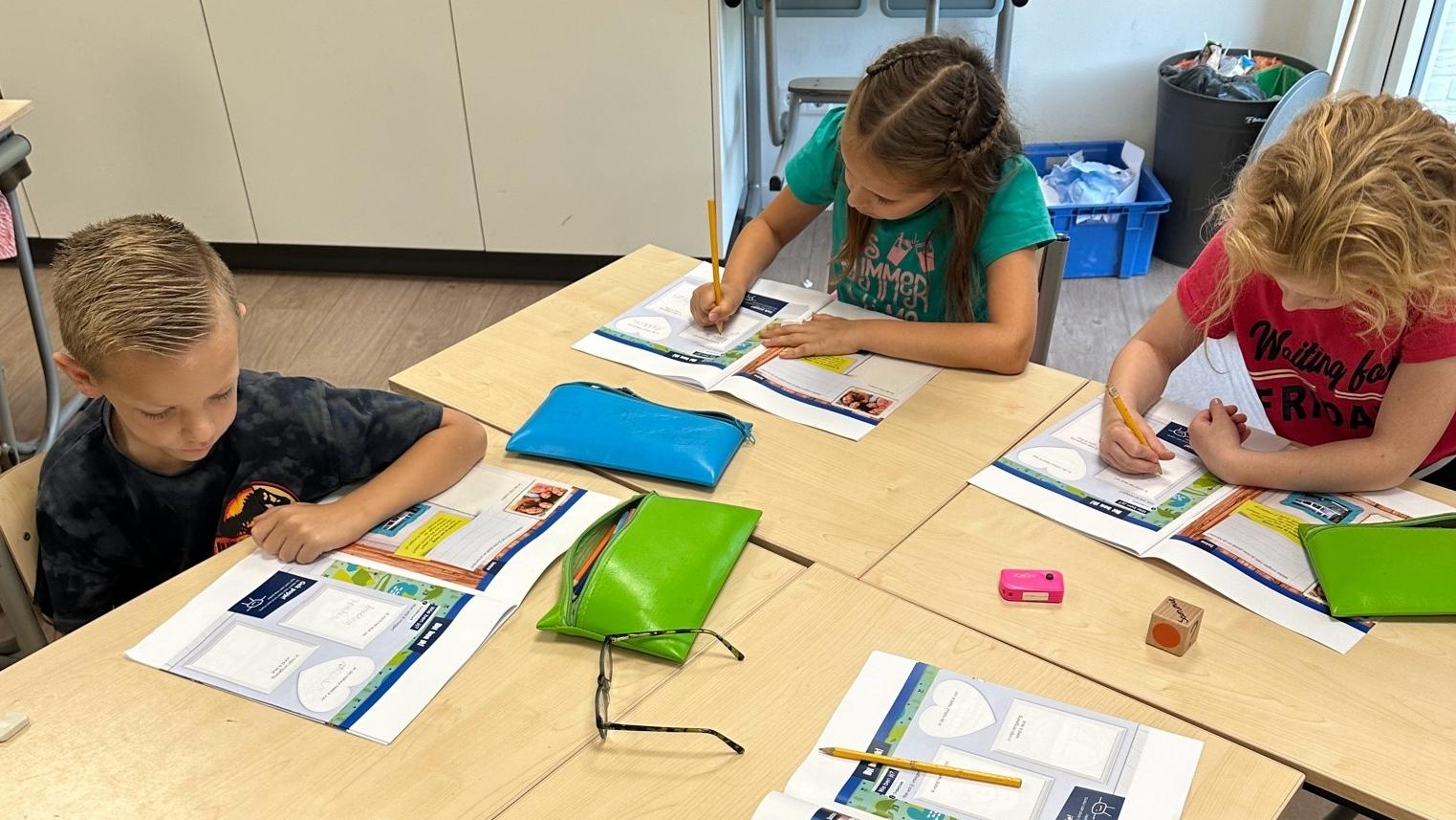 Kinderen bezig met hun schoolwerk in de klas van de Rooms Katholieke Basisschool De Schakel in Apeldoorn. Kinderen bezig met hun schoolwerk in de klas van de Rooms Katholieke Basisschool De Schakel in Apeldoorn.