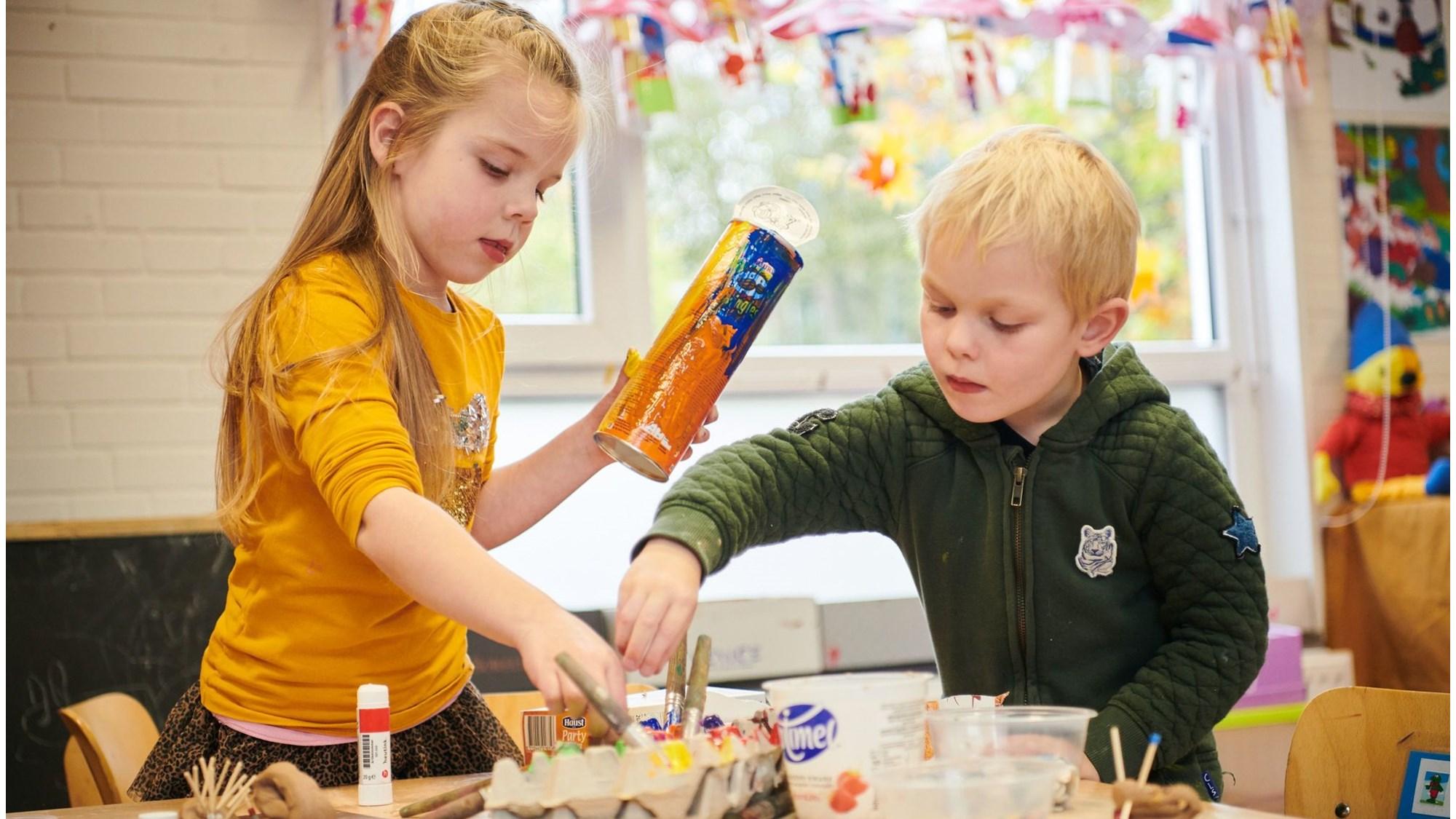 Kinderen bezig met knutselen in de klas van SWS De Adeborg in Aduard. Kinderen bezig met knutselen in de klas van SWS De Adeborg in Aduard.