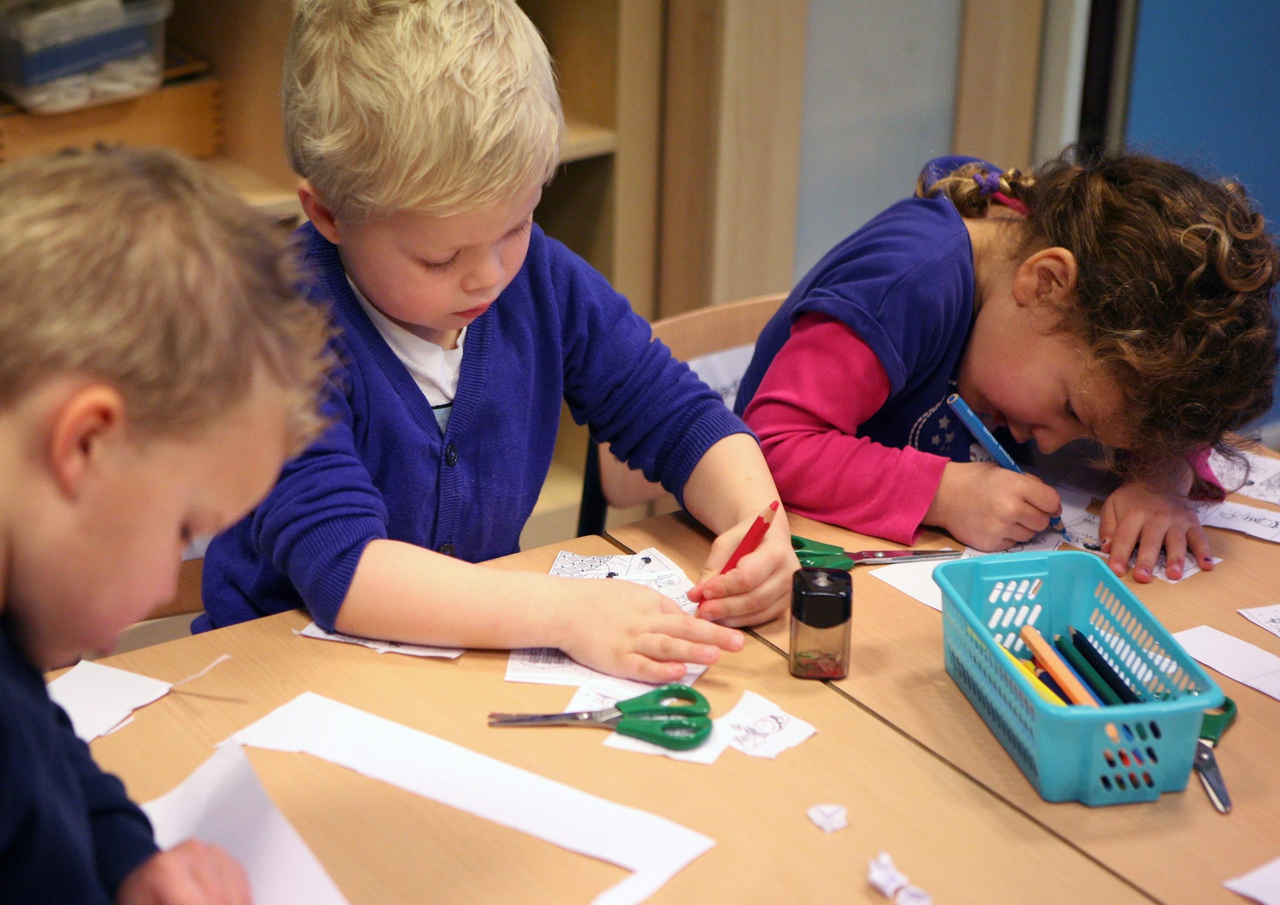 Kinderen bezig met knutselen in de klas van WereldKidz Bontenest in Maarssen. Kinderen bezig met knutselen in de klas van WereldKidz Bontenest in Maarssen.