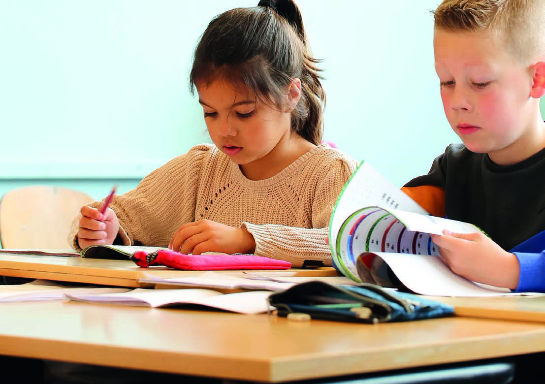 Kinderen bezig met leren in de klas van Christelijk Kindcentrum Ichthus in Genemuiden. Kinderen bezig met leren in de klas van Christelijk Kindcentrum Ichthus in Genemuiden.