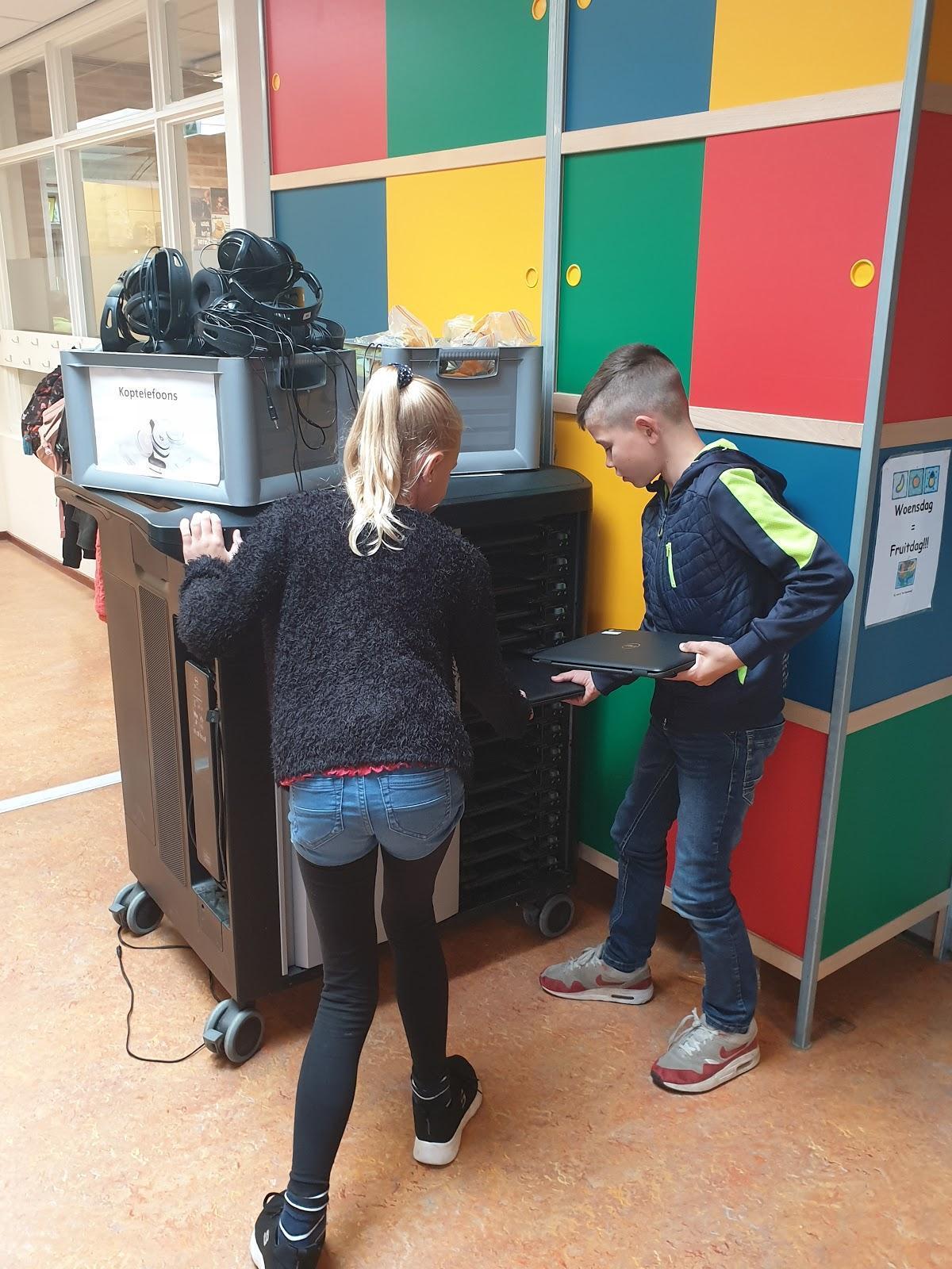 Kinderen bij Basisschool De Wegwijzer in Wijk bij Duurstede sorteren computers en koptelefoons. Kinderen bij Basisschool De Wegwijzer in Wijk bij Duurstede sorteren computers en koptelefoons.