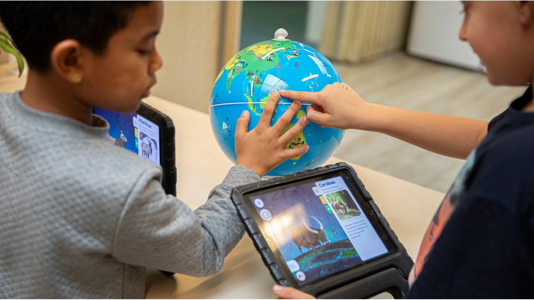 Kinderen bij cbs De Duif in Spijkenisse leren over de wereld met een globe en tablets. Kinderen bij cbs De Duif in Spijkenisse leren over de wereld met een globe en tablets.