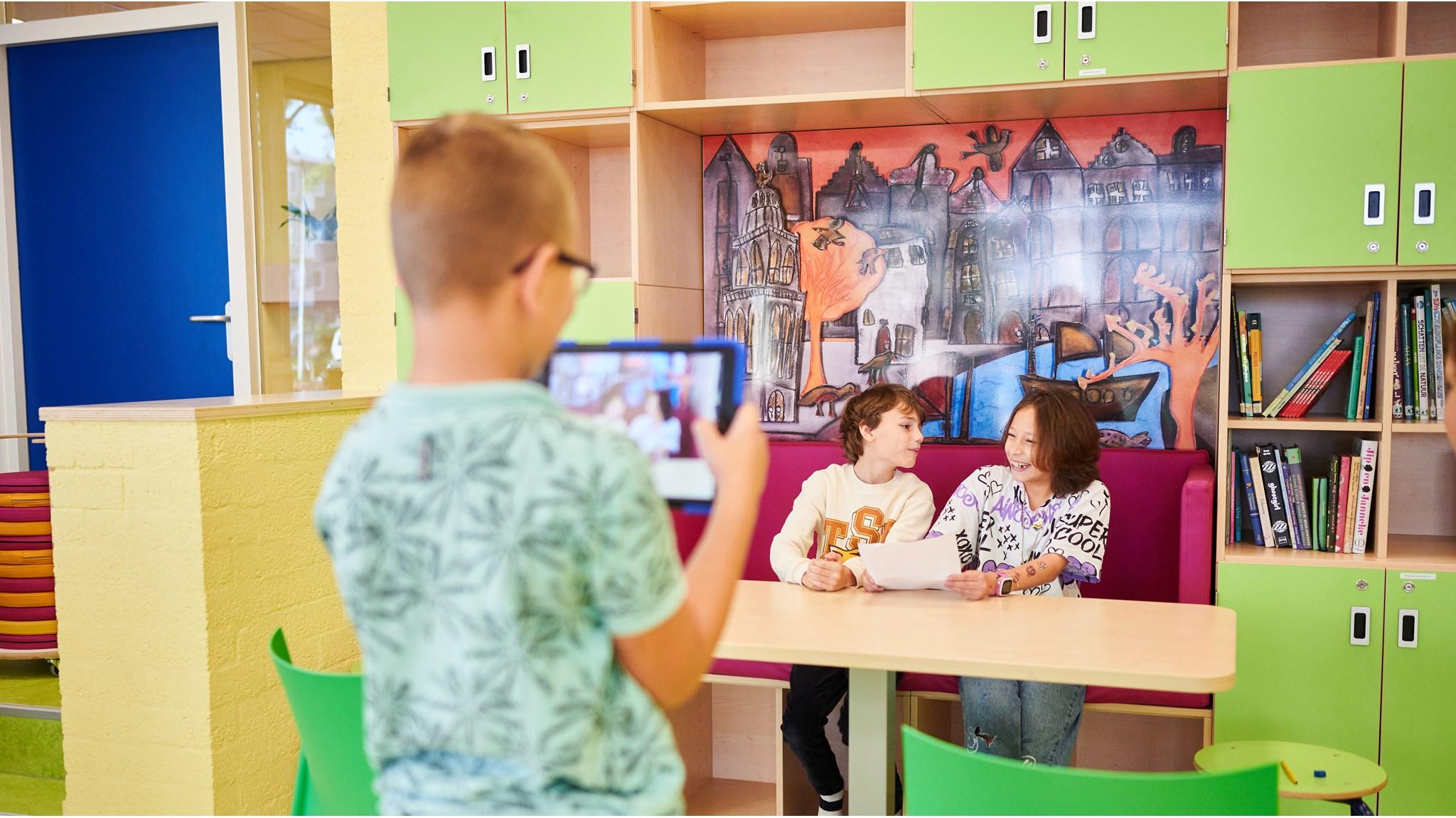 Kinderen bij de Bredero-School in Groningen werken samen aan een project in een kleurrijke omgeving. Kinderen bij de Bredero-School in Groningen werken samen aan een project in een kleurrijke omgeving.