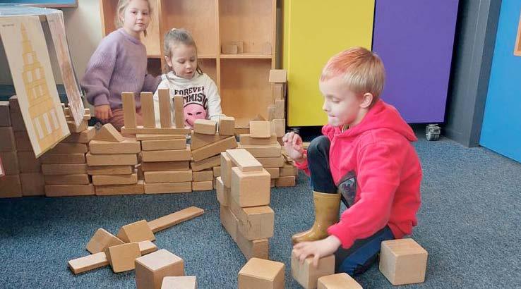 Kinderen bouwen met blokken in de klas van de Prins Mauritsschool in Delft. Kinderen bouwen met blokken in de klas van de Prins Mauritsschool in Delft.