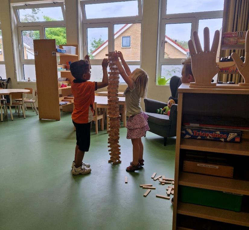 Kinderen bouwen samen met houten blokken in de klas van Openbare Basisschool Noord in Borculo. Kinderen bouwen samen met houten blokken in de klas van Openbare Basisschool Noord in Borculo.
