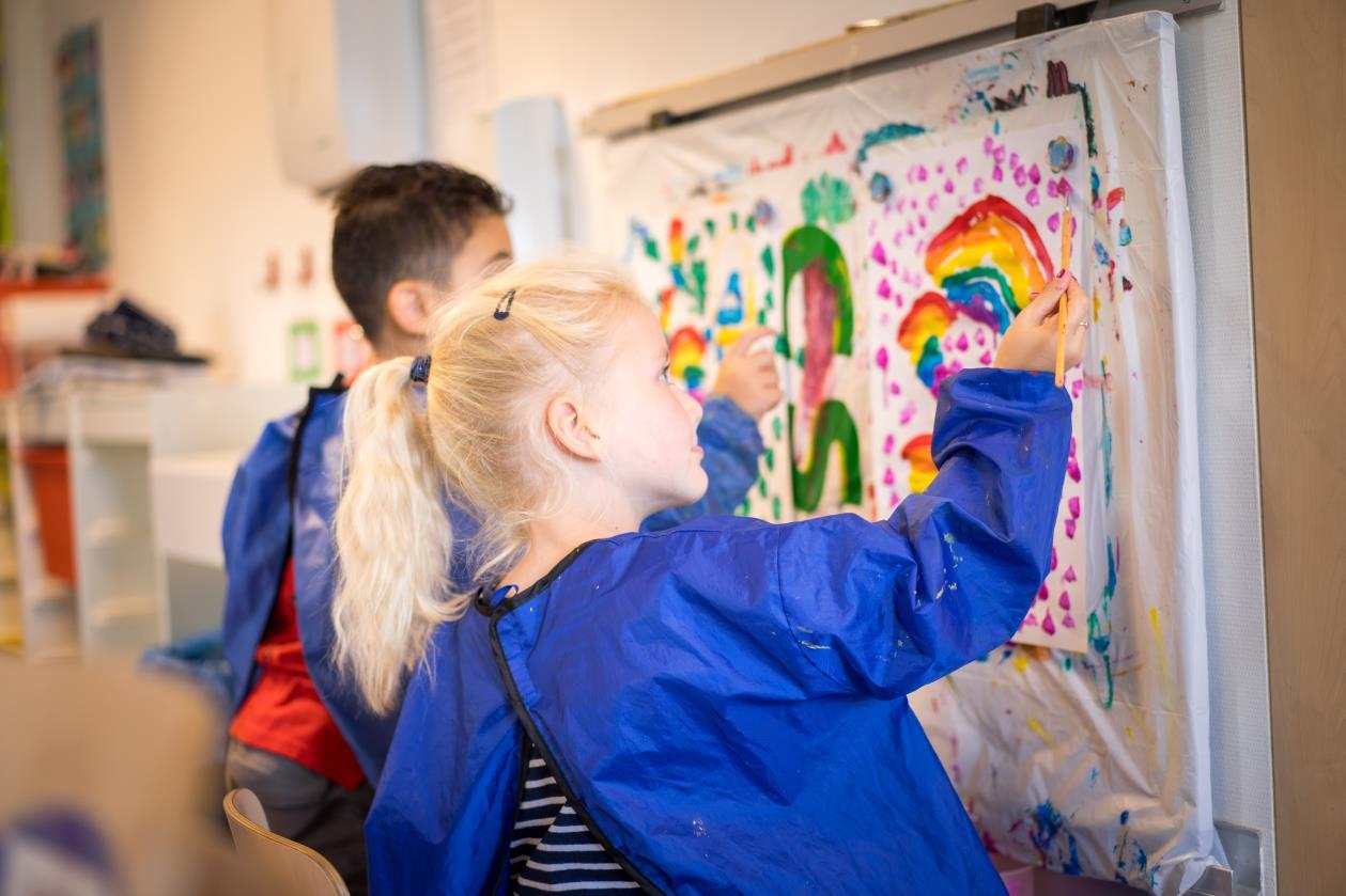 Kinderen creatief aan het schilderen tijdens een les op Protestants Christelijke Basisschool het Kompas in Krimpen aan den IJssel. Kinderen creatief aan het schilderen tijdens een les op Protestants Christelijke Basisschool het Kompas in Krimpen aan den IJssel.
