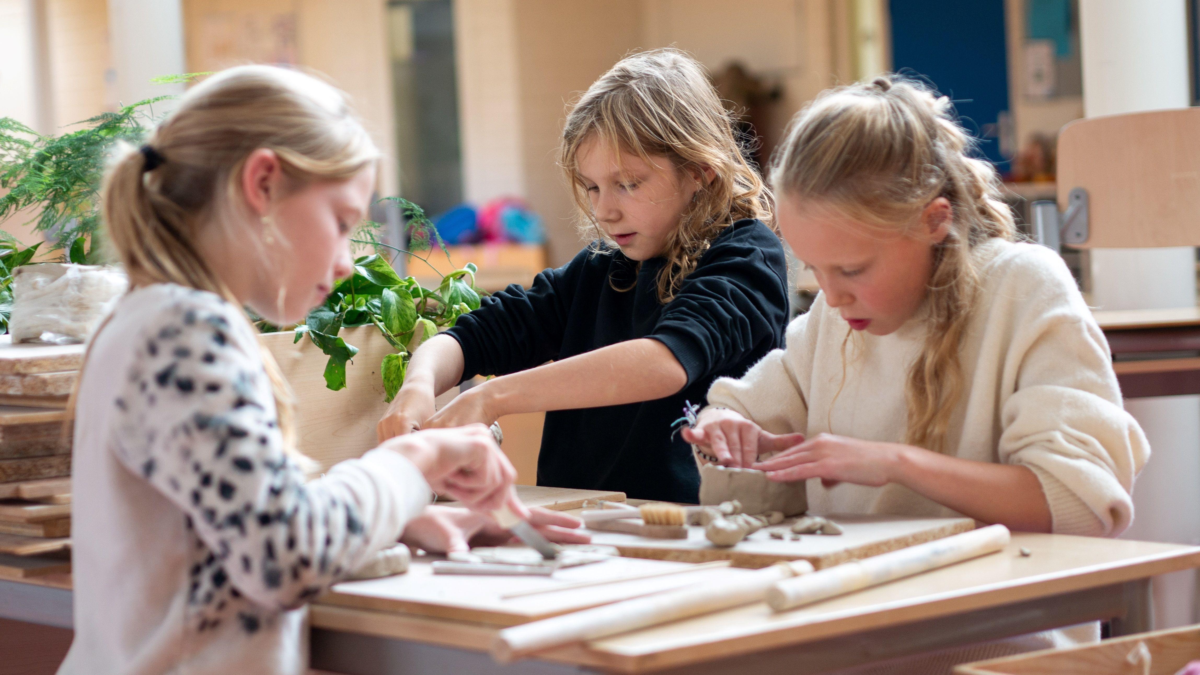 Kinderen creatief aan het werk met klei in de les bij obs De Octopus in Zwolle. Kinderen creatief aan het werk met klei in de les bij obs De Octopus in Zwolle.