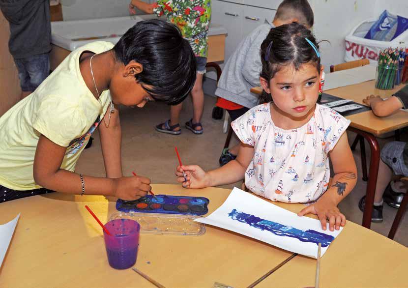 Kinderen creatief bezig met schilderen in Amsterdam International Community School (AICS) in Amsterdam. Kinderen creatief bezig met schilderen in Amsterdam International Community School (AICS) in Amsterdam.