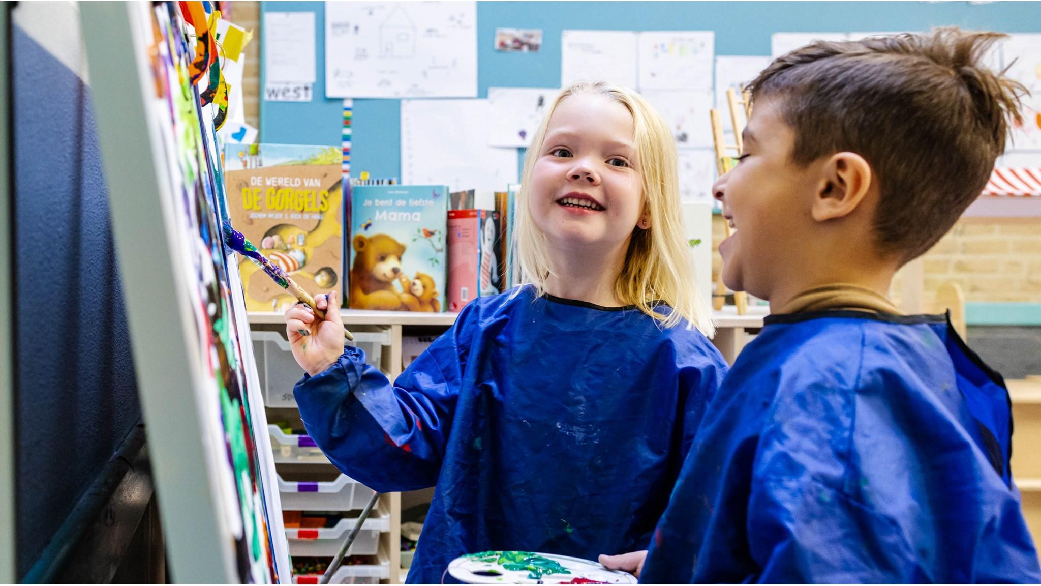 Kinderen creëren kunst in het klaslokaal van IKC Hart van Slangenbeek in Hengelo. Kinderen creëren kunst in het klaslokaal van IKC Hart van Slangenbeek in Hengelo.