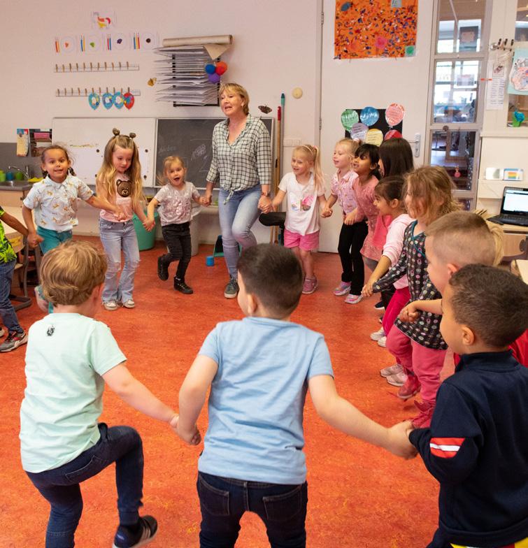 Kinderen dansen vrolijk in de klas van De Kleine Keizer in Den Haag. Kinderen dansen vrolijk in de klas van De Kleine Keizer in Den Haag.