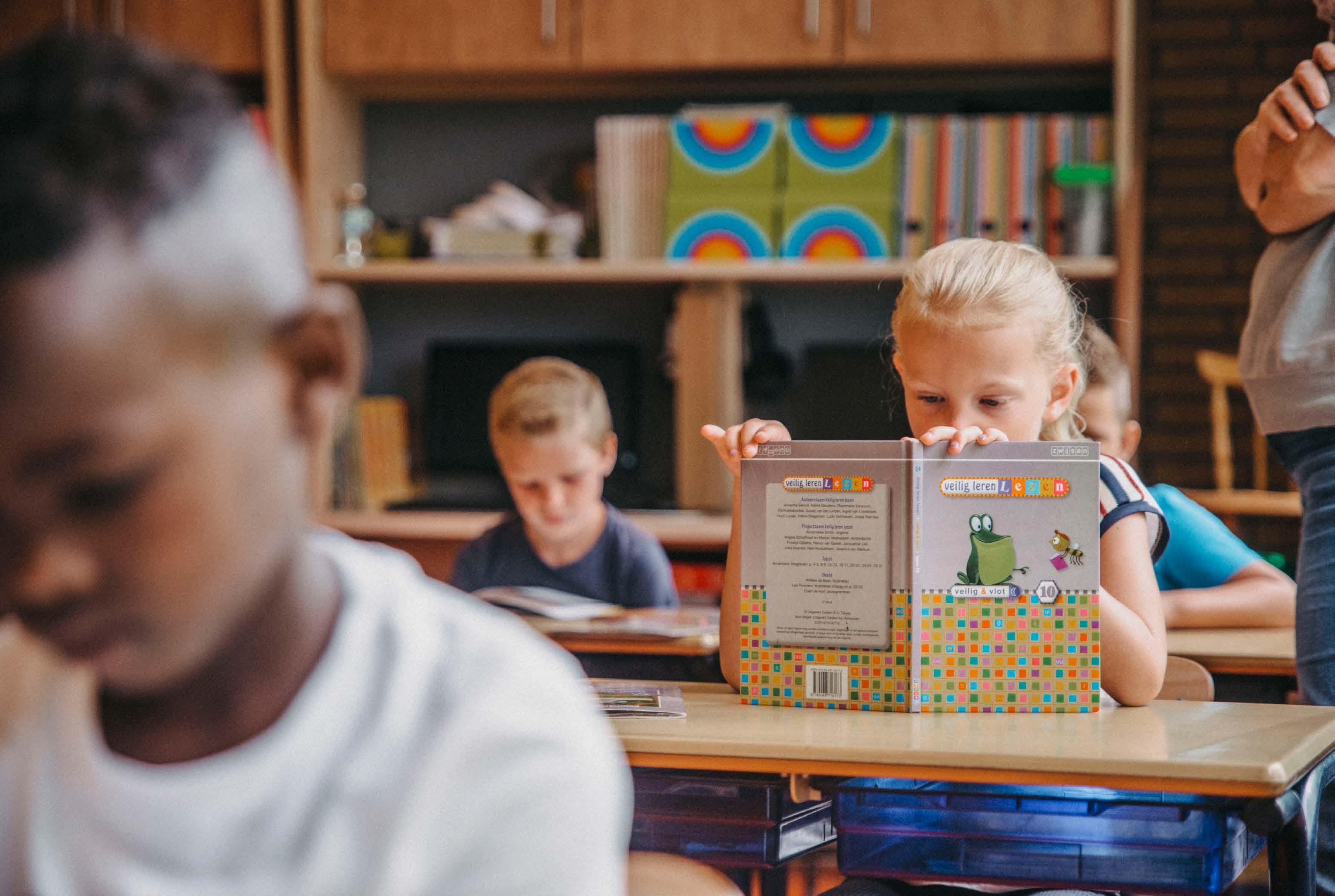 Kinderen die aan het lezen zijn in de klas van Christelijke Basisschool de Roerganger in Heerenveen. Kinderen die aan het lezen zijn in de klas van Christelijke Basisschool de Roerganger in Heerenveen.
