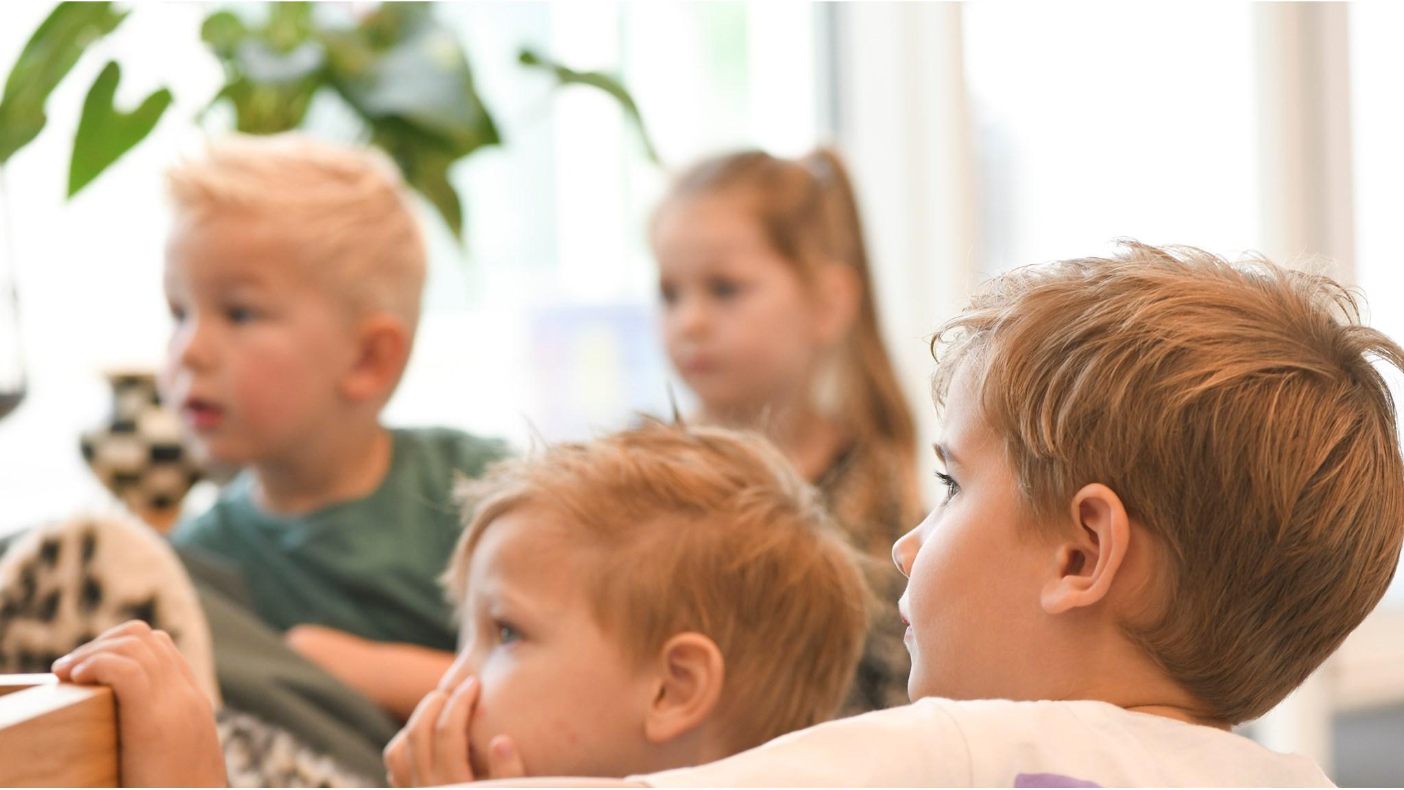 Kinderen die aandachtig luisteren in de klas van Kaleidoscoop in Zeewolde. Kinderen die aandachtig luisteren in de klas van Kaleidoscoop in Zeewolde.