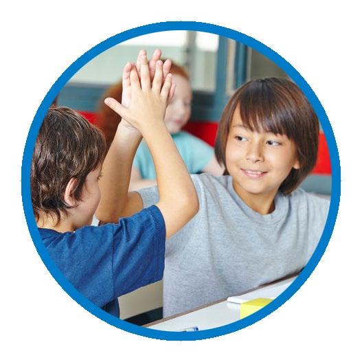 "Kinderen die elkaar high five geven in de klas van SOL De Bron in Hendrik-Ido-Ambacht." "Kinderen die elkaar high five geven in de klas van SOL De Bron in Hendrik-Ido-Ambacht."