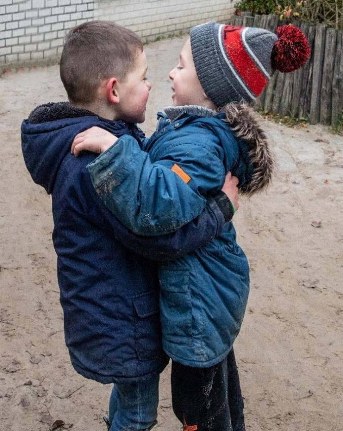 Kinderen die elkaar omhelzen op het schoolplein van Basisschool De Horizon in Grashoek. Kinderen die elkaar omhelzen op het schoolplein van Basisschool De Horizon in Grashoek.