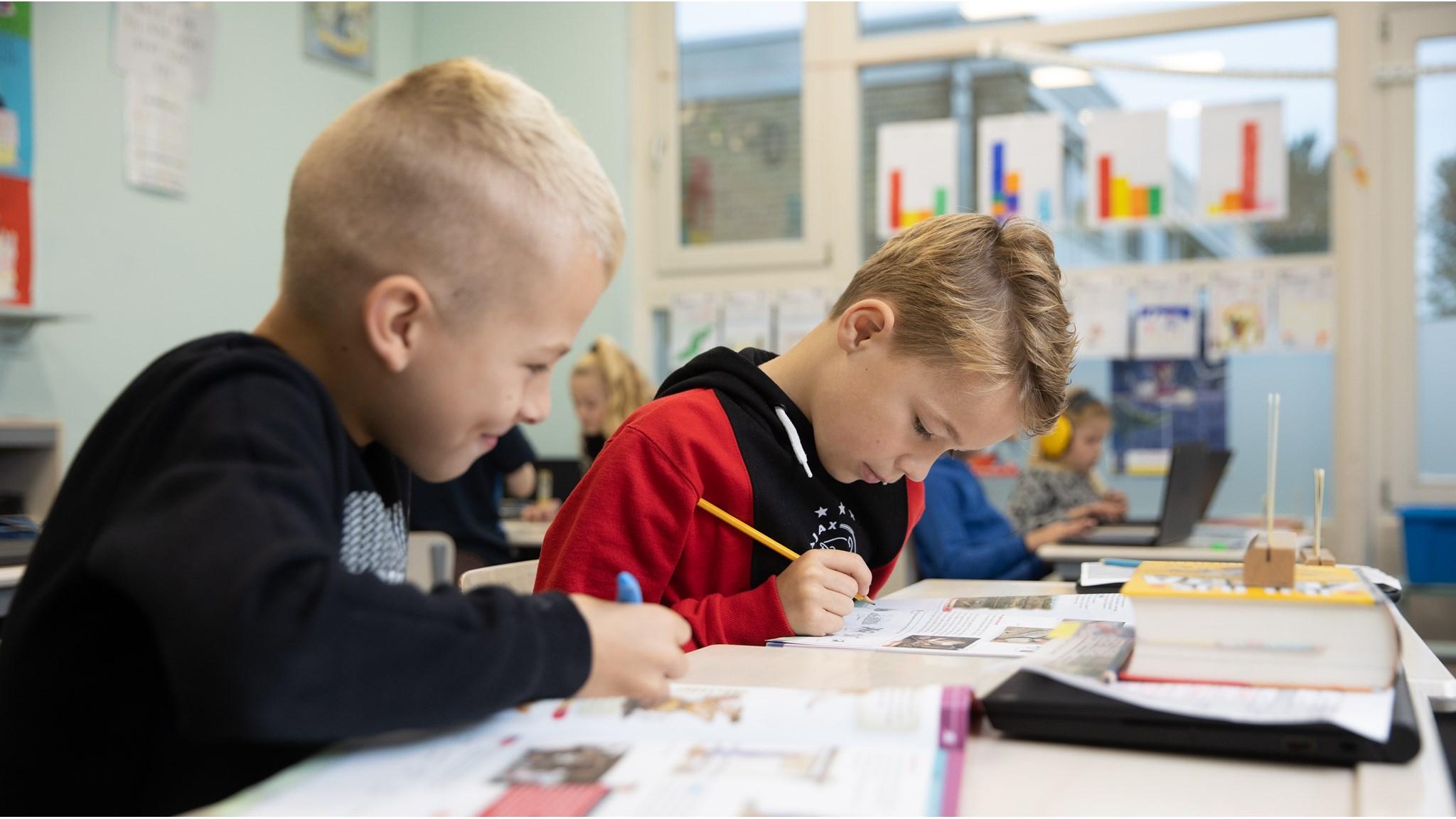 Kinderen die leren in de klas van basisschool Ollie B Bommel in Den Bommel. Kinderen die leren in de klas van basisschool Ollie B Bommel in Den Bommel.
