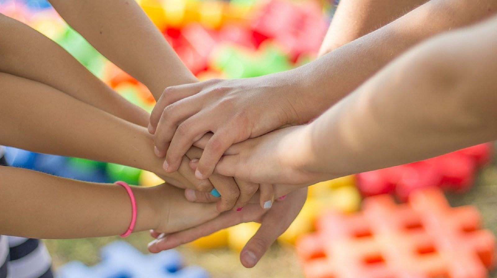 Kinderen die samen handen vasthouden op het schoolplein van Kbs De Griffioen in Prinsenbeek. Kinderen die samen handen vasthouden op het schoolplein van Kbs De Griffioen in Prinsenbeek.