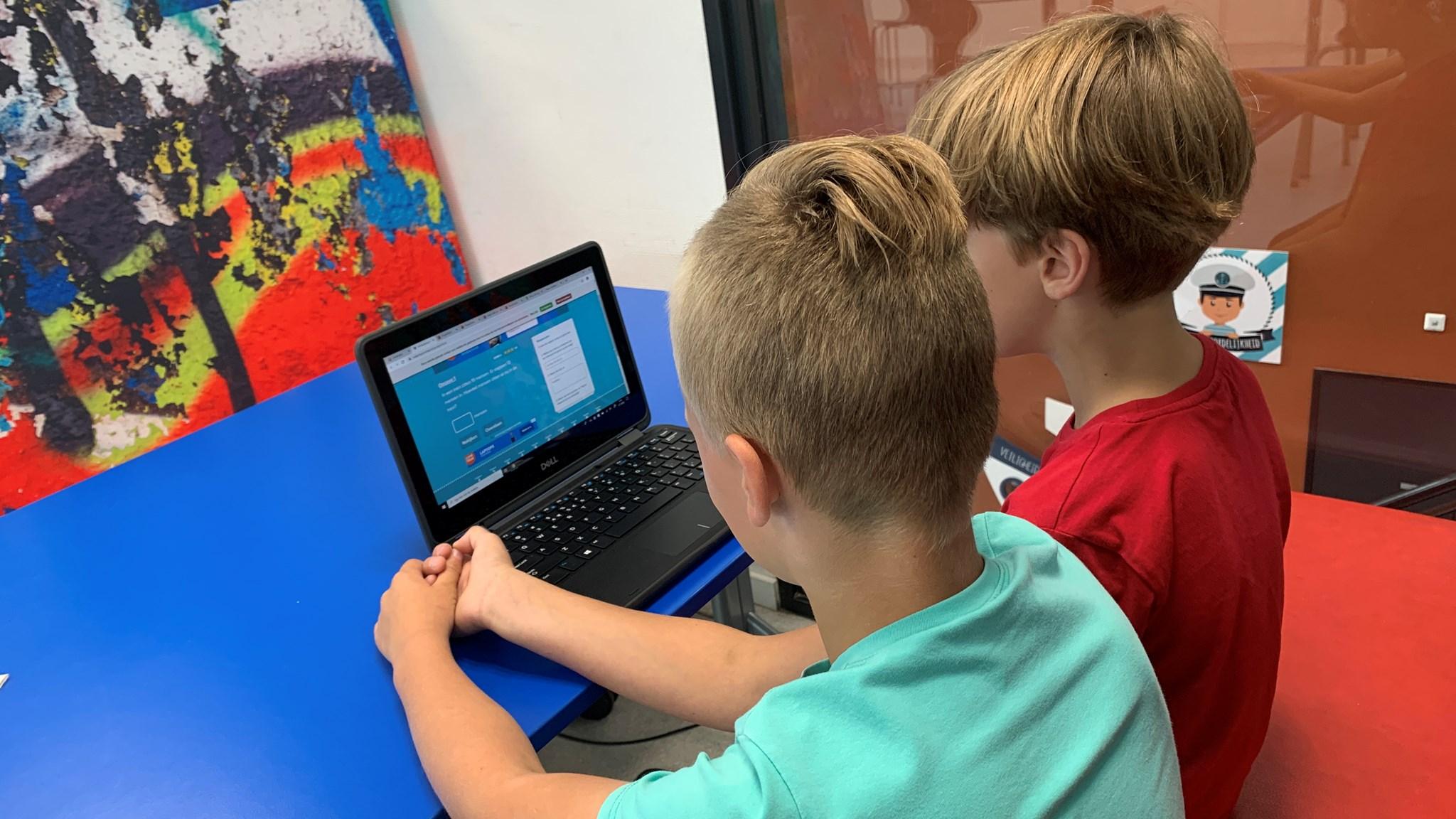 Kinderen die samenwerken aan een laptop in Basisschool De Weiert in Arcen. Kinderen die samenwerken aan een laptop in Basisschool De Weiert in Arcen.