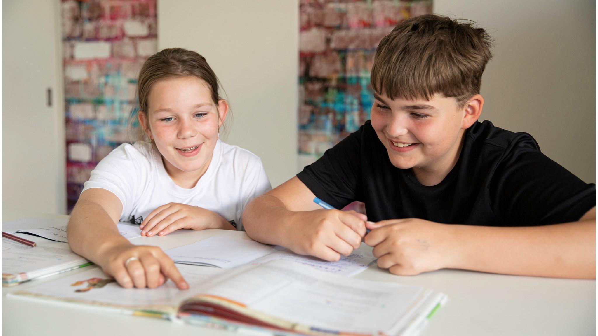 Kinderen die samenwerken aan huiswerk in de klas van De Antoniusschool in Nieuw-Vennep. Kinderen die samenwerken aan huiswerk in de klas van De Antoniusschool in Nieuw-Vennep.