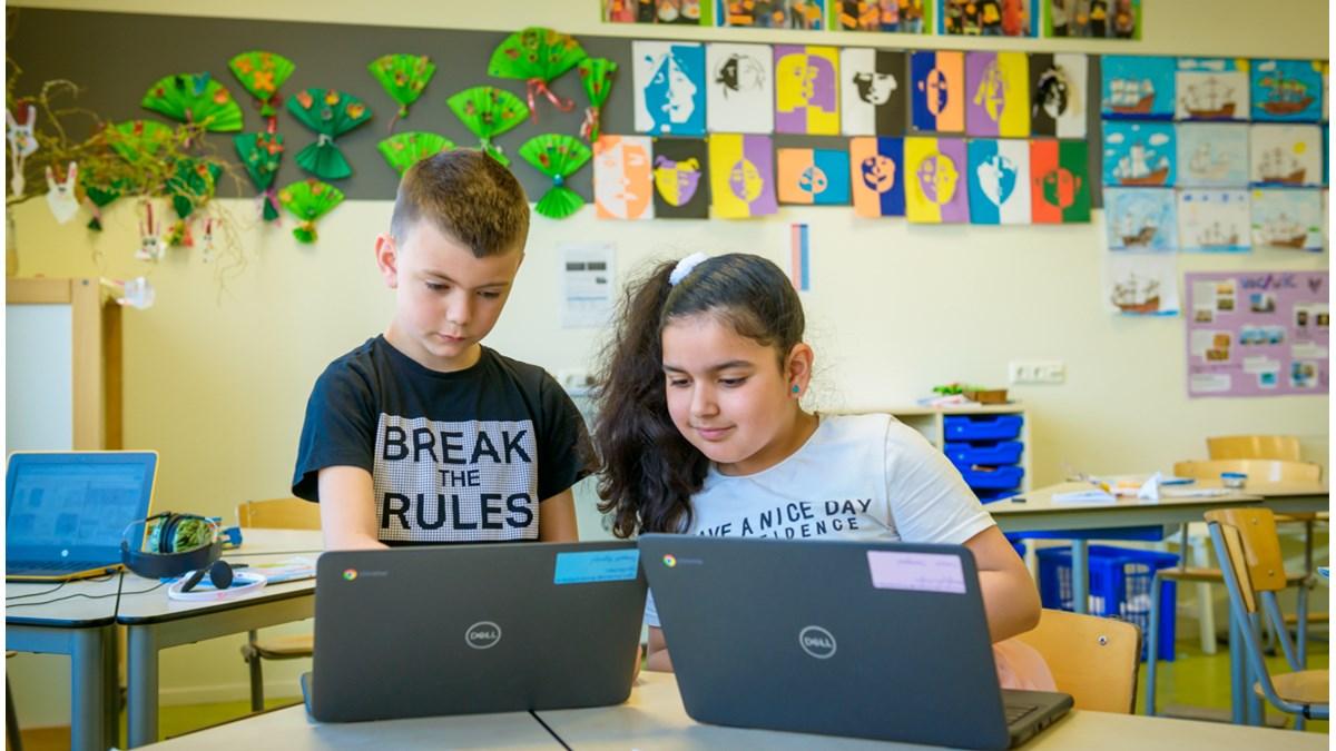 Kinderen die samenwerken met laptops in de klas van IKC De Kroon in Anna Paulowna. Kinderen die samenwerken met laptops in de klas van IKC De Kroon in Anna Paulowna.