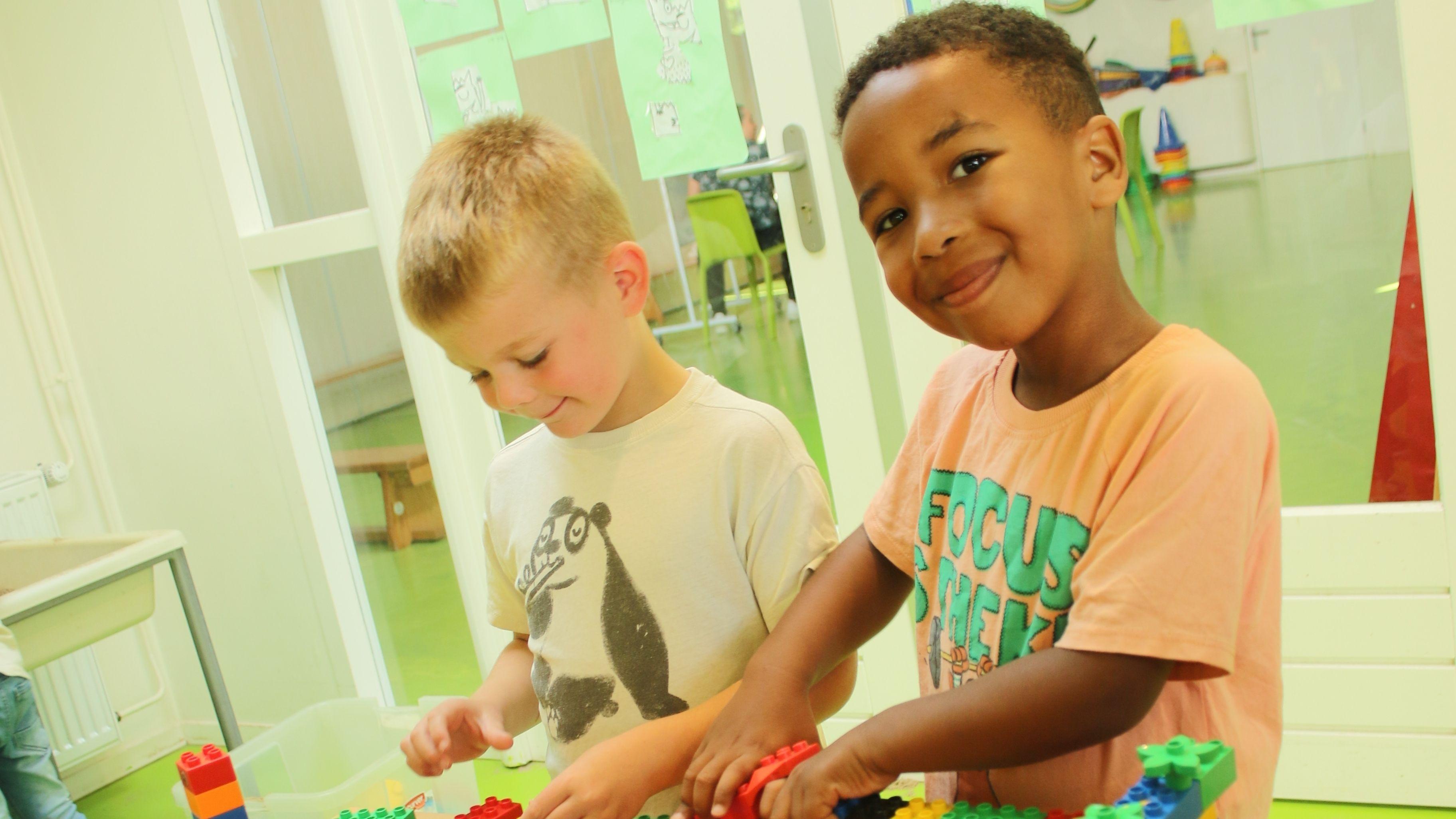 Kinderen die spelen met Lego in IKC Prins Claus in Zoetermeer. Kinderen die spelen met Lego in IKC Prins Claus in Zoetermeer.