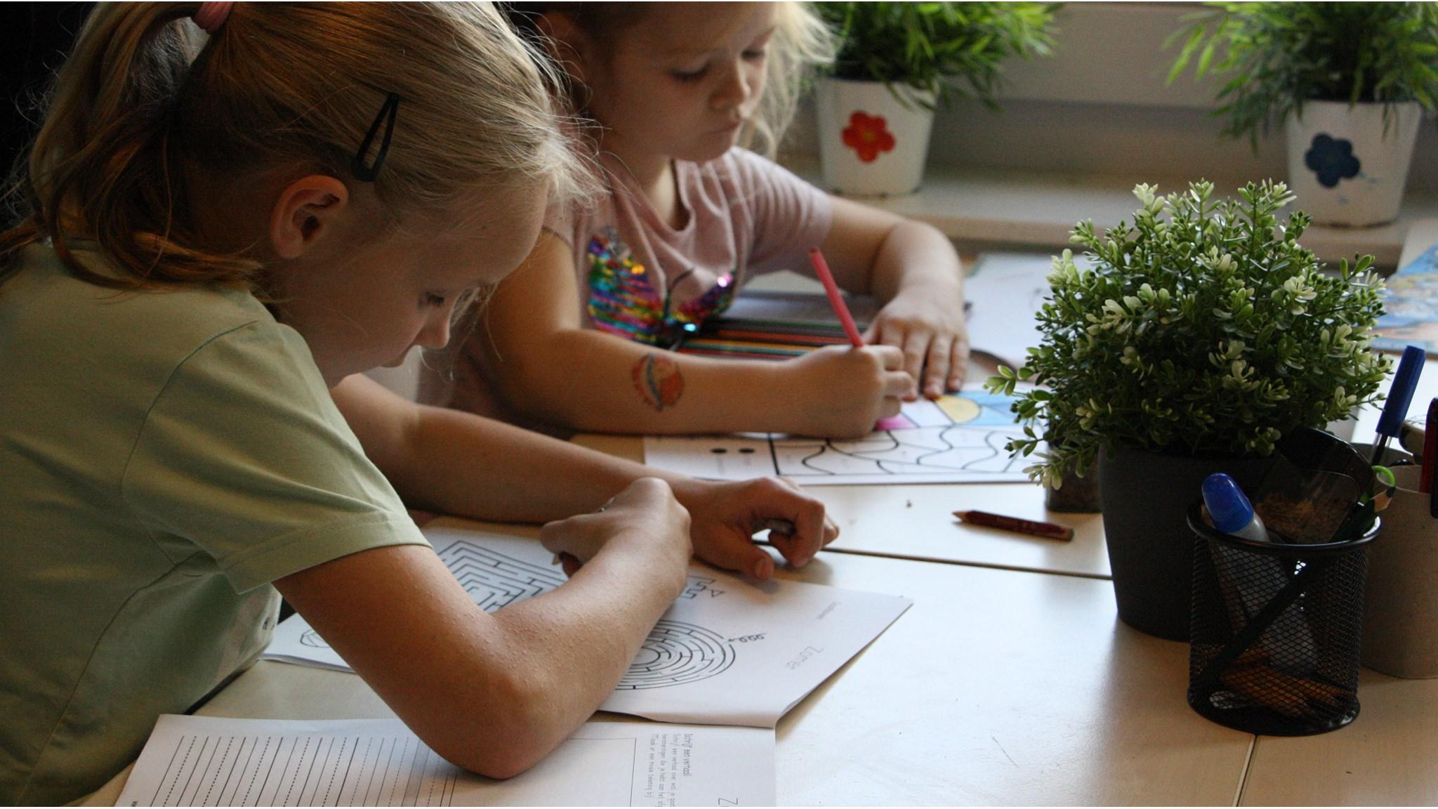 Kinderen die tekenen en kleuren in de klas van Jenaplanschool de Duizendpoot in Stramproy. Kinderen die tekenen en kleuren in de klas van Jenaplanschool de Duizendpoot in Stramproy.