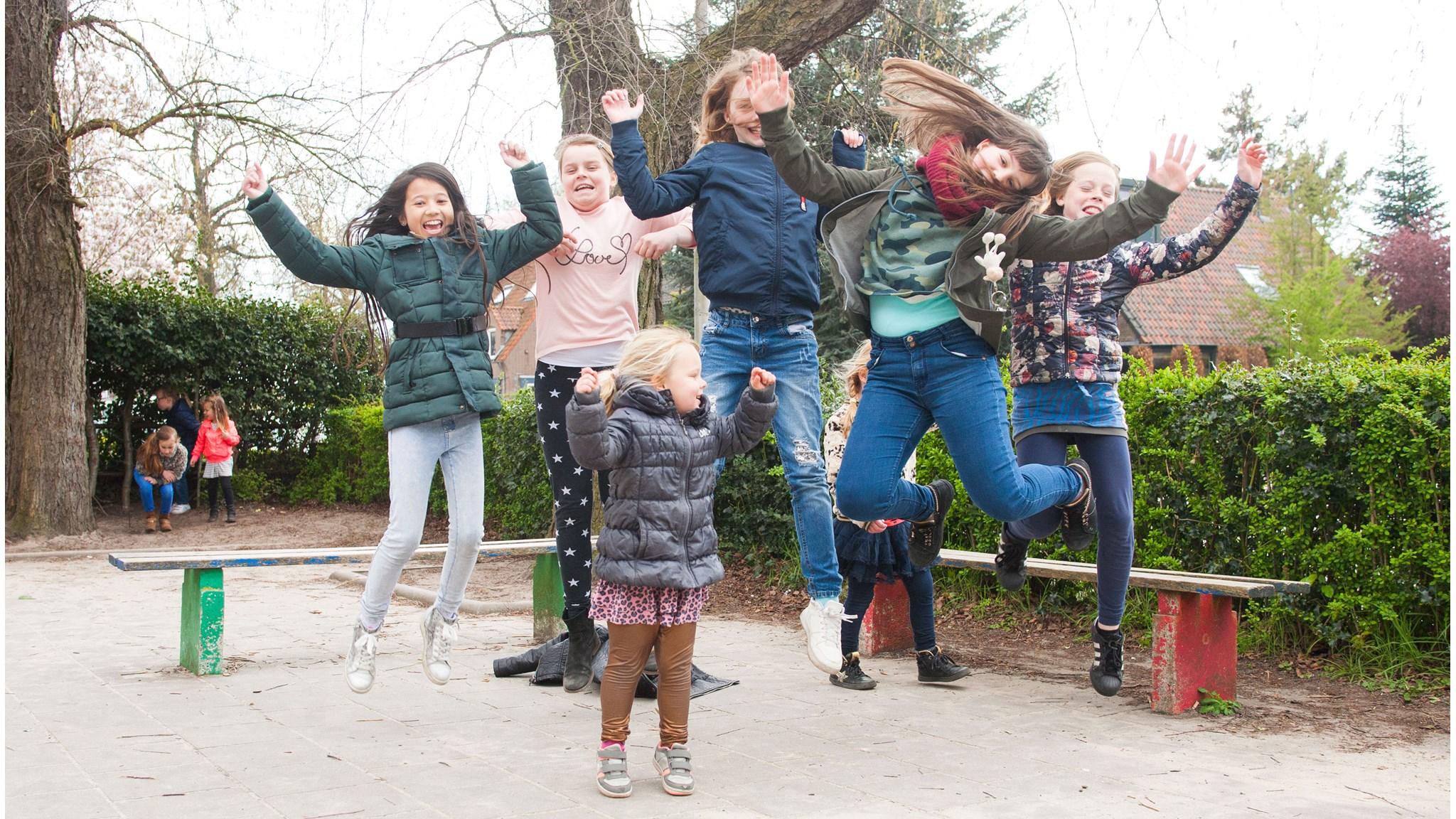 Kinderen die vrolijk springen op het schoolplein van Basisschool De Langenoord in Hoogland. Kinderen die vrolijk springen op het schoolplein van Basisschool De Langenoord in Hoogland.