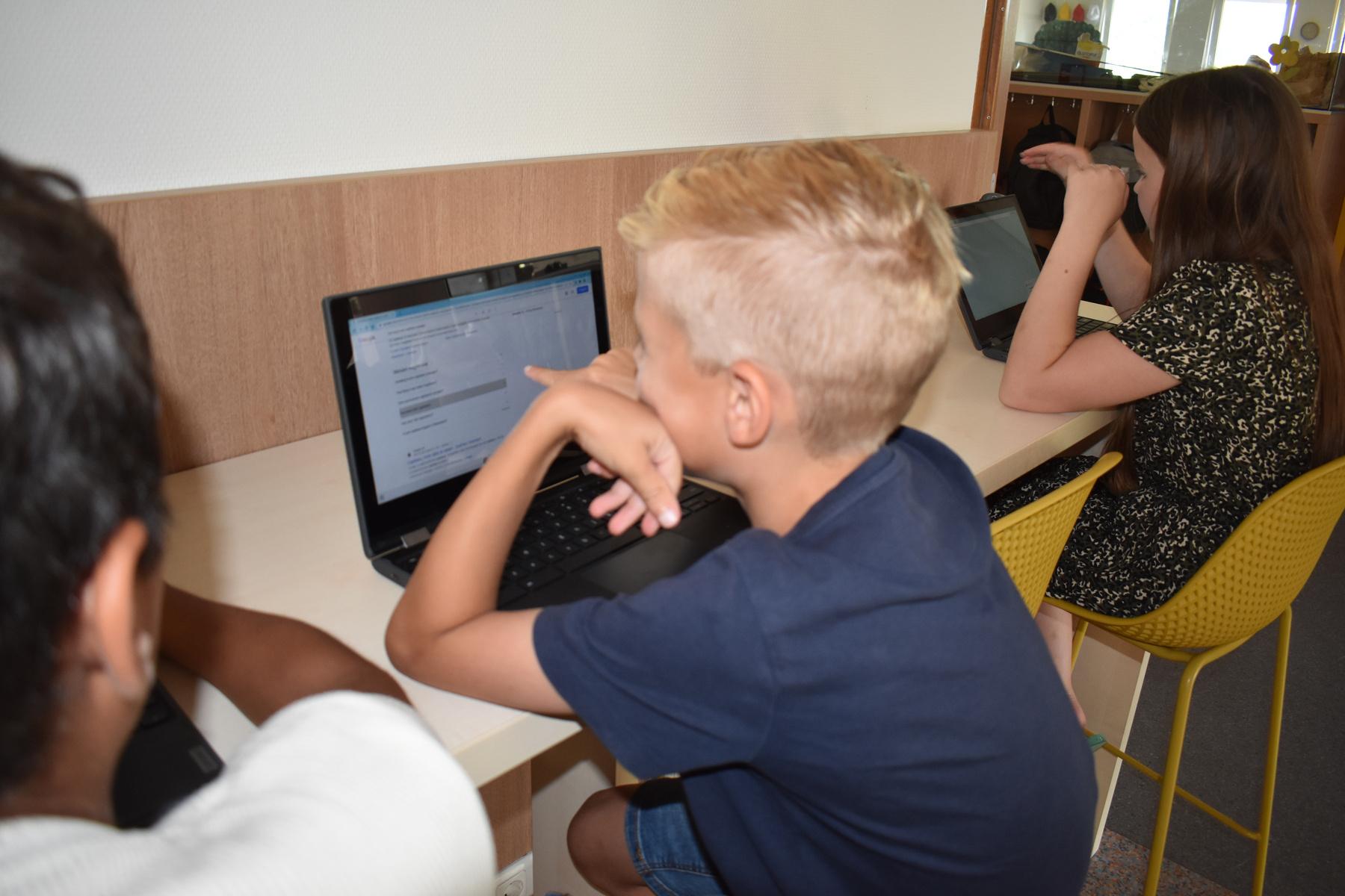 Kinderen die werken op laptops in IKC Franciscus in Babberich. Kinderen die werken op laptops in IKC Franciscus in Babberich.