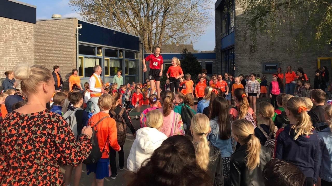 Kinderen en docenten vieren samen een activiteit op het schoolplein van RK Basisschool De Vonder in Raamsdonksveer. Kinderen en docenten vieren samen een activiteit op het schoolplein van RK Basisschool De Vonder in Raamsdonksveer.