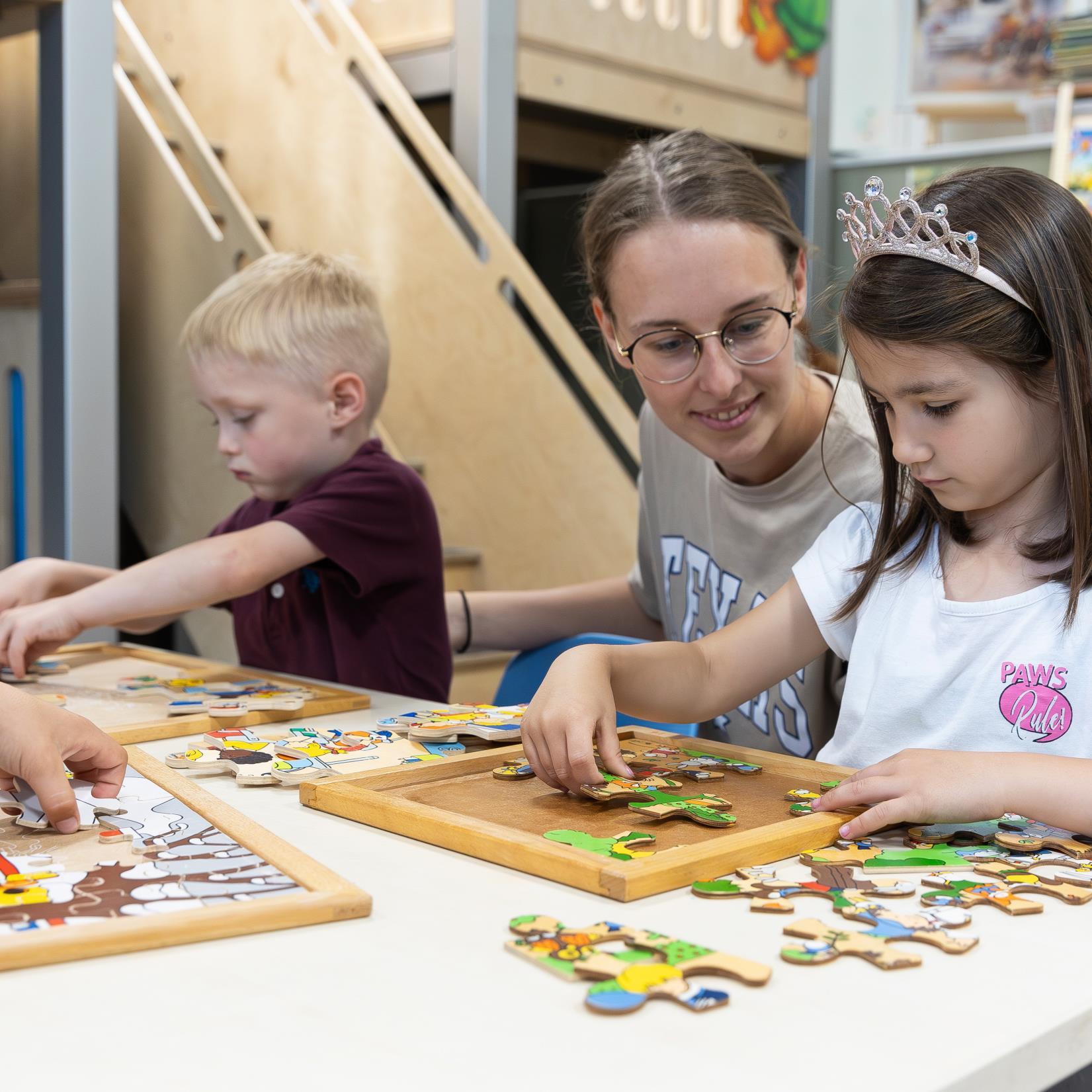 Kinderen en een begeleider spelen met puzzels in obs De Dennenkamp in Ommen. Kinderen en een begeleider spelen met puzzels in obs De Dennenkamp in Ommen.