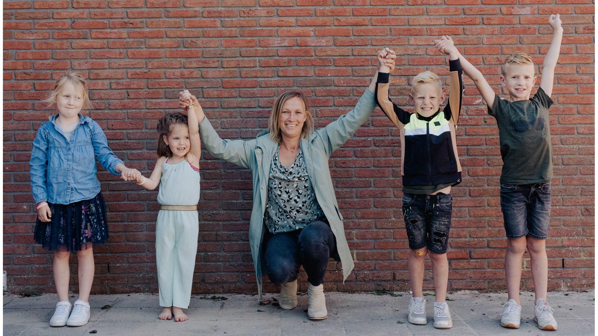 Kinderen en een leerkracht van Basisschool Prins Willem-Alexander in Waarder, die samen plezier uitstralen. Kinderen en een leerkracht van Basisschool Prins Willem-Alexander in Waarder, die samen plezier uitstralen.