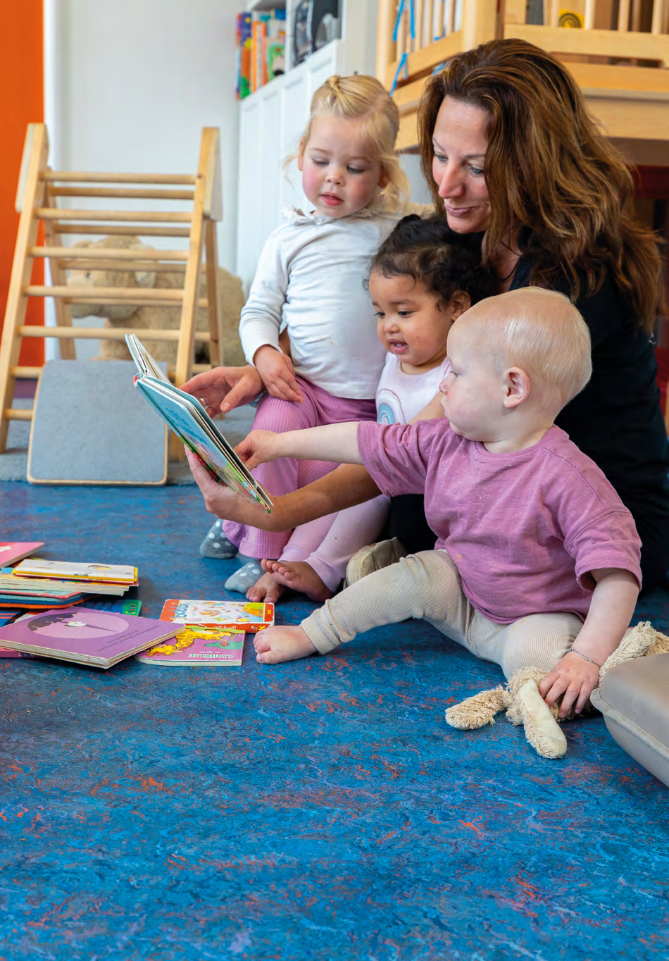 Kinderen en een leidster lezen samen in IKC de Driemaster in Hoek van Holland. Kinderen en een leidster lezen samen in IKC de Driemaster in Hoek van Holland.