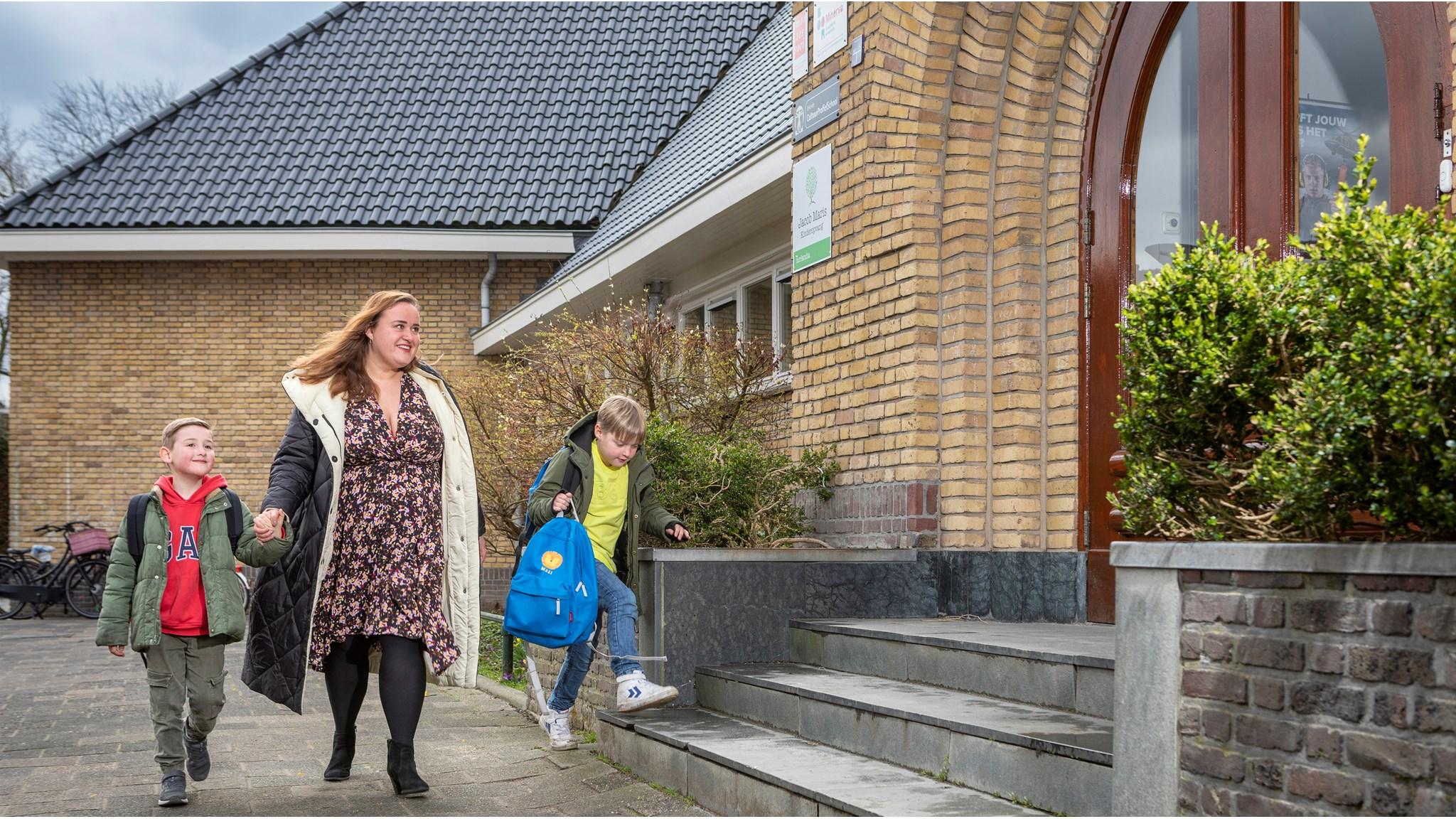 Kinderen en een ouder lopen naar schoolplein van Jacob Maris in Rotterdam. Kinderen en een ouder lopen naar schoolplein van Jacob Maris in Rotterdam.