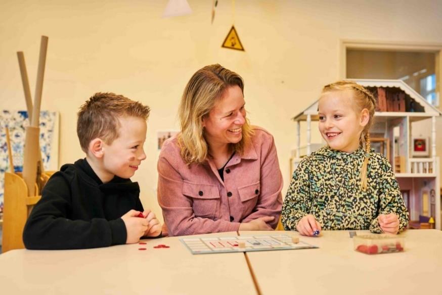 Kinderen en leerkracht spelen samen een bordspel op Basisschool De Bron in Sprang-Capelle. Kinderen en leerkracht spelen samen een bordspel op Basisschool De Bron in Sprang-Capelle.
