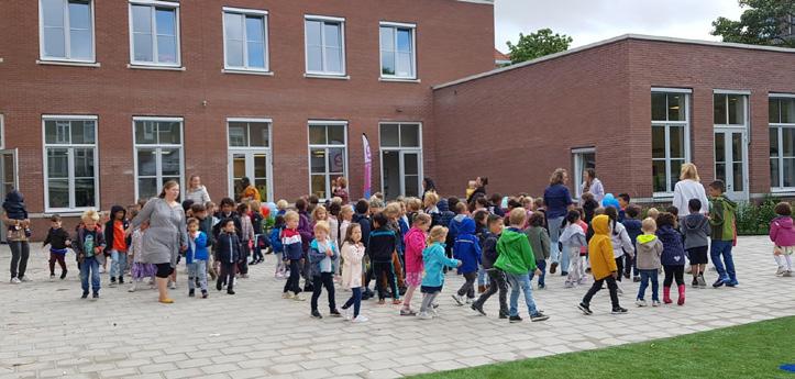 Kinderen en leerkrachten van christelijke basisschool De Spiegel in Den Haag op het schoolplein. Kinderen en leerkrachten van christelijke basisschool De Spiegel in Den Haag op het schoolplein.