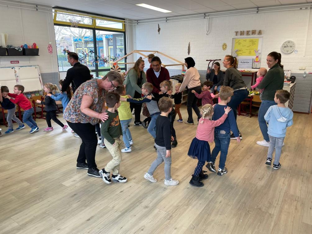 Kinderen en ouders spelen samen in de klas van Basisschool De Rode Schouw in Halsteren. Kinderen en ouders spelen samen in de klas van Basisschool De Rode Schouw in Halsteren.