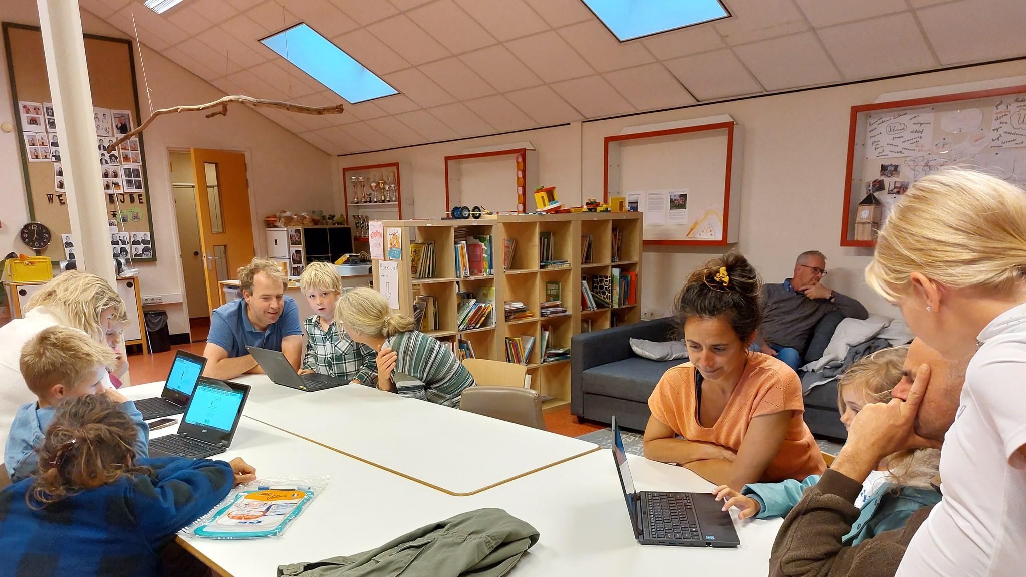 Kinderen en ouders werken samen aan laptops in het Sint Bonifacius Kindcentrum Reahûs. Kinderen en ouders werken samen aan laptops in het Sint Bonifacius Kindcentrum Reahûs.